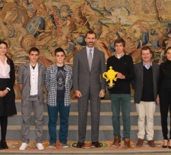 El Príncipe de Asturias junto a los jóvenes españoles ganadores del Concurso Internacional Google Science Fair 2012